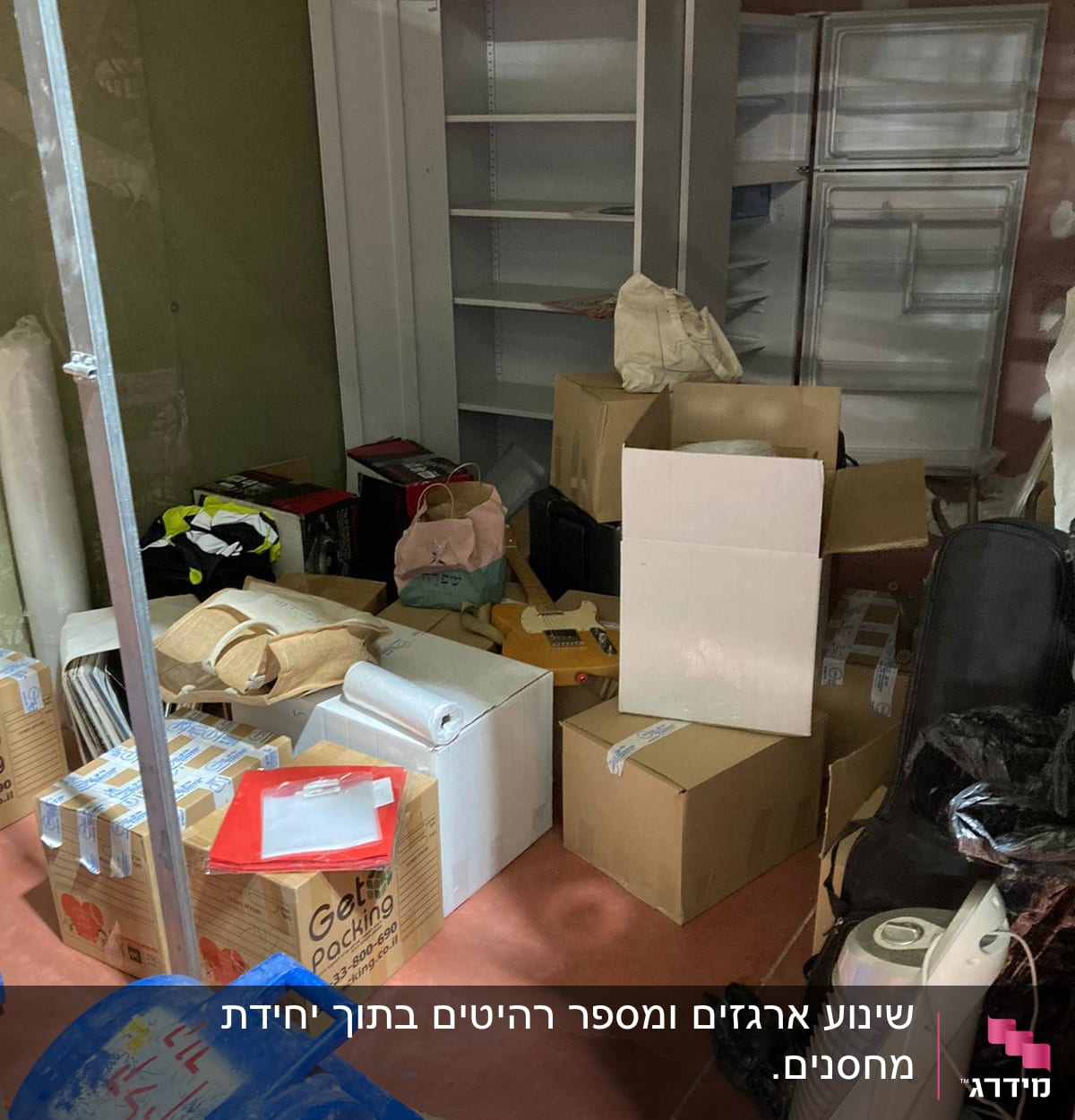 ארגזים וציוד ארוזים בחדר אחסון